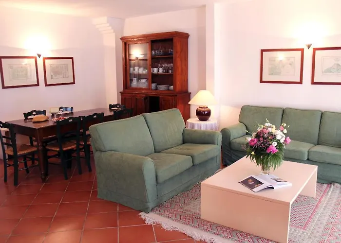 阿格斯图利别墅酒店 *